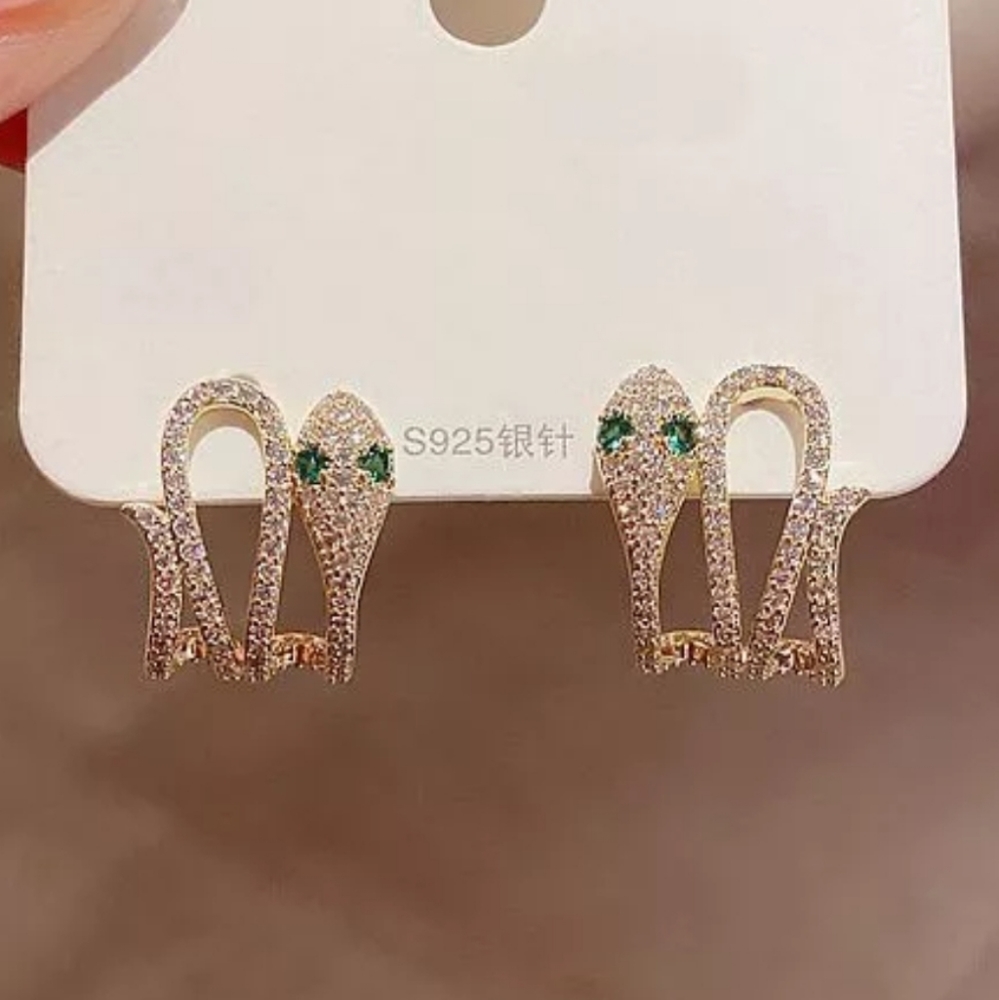 Luxury snake earings with crystals.